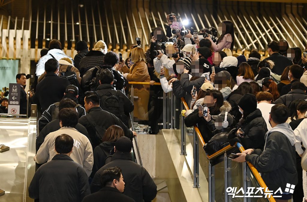 그룹 스트레이키즈가 뮤직뱅크 글로벌 페스티벌 참가를 위해 8일 오전 김포국제공항을 통해 일본으로 출국했다.